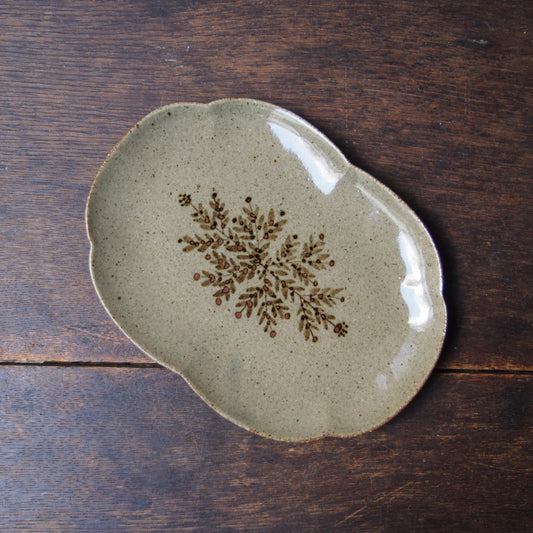 13 輪花オーバルM（鉄絵並白釉） | 加藤舞