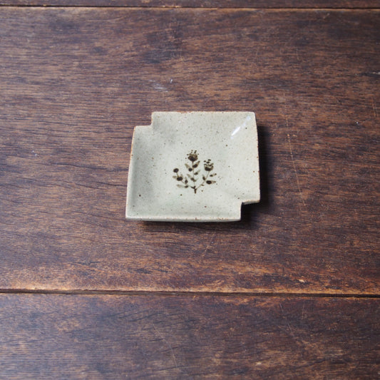 18 角違い小皿（鉄絵並白釉） | 加藤舞