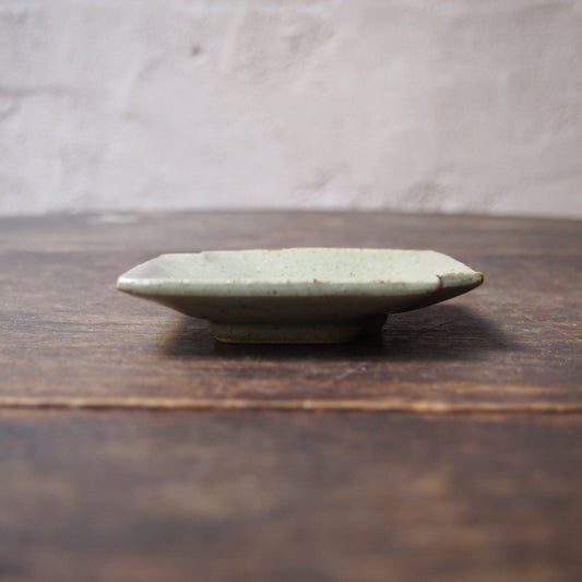 18 角違い小皿（鉄絵並白釉） | 加藤舞