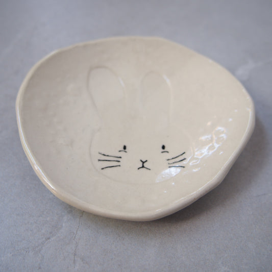 32　丸皿2 白うさぎ | 黒木杏子