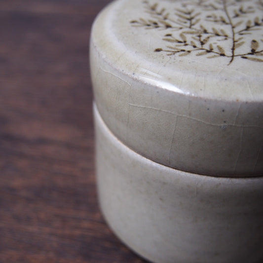 28 蓋物3寸（鉄絵並白釉） | 加藤舞