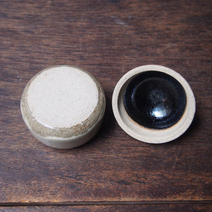 33 蓋物2寸（鉄絵並白釉） | 加藤舞