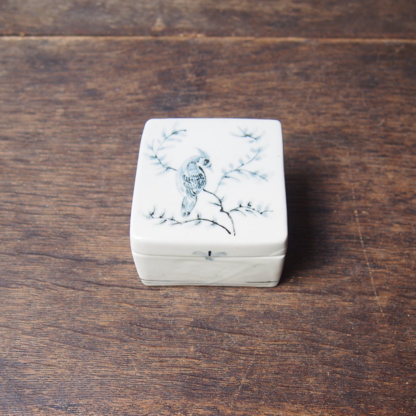 35 くりぬきの蓋物 （磁器染付） | 加藤舞