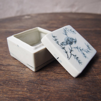 35 くりぬきの蓋物 （磁器染付） | 加藤舞