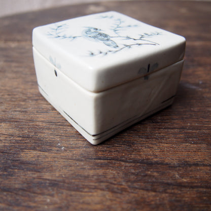 35 くりぬきの蓋物 （磁器染付） | 加藤舞