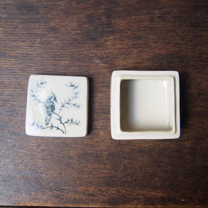 35 くりぬきの蓋物 （磁器染付） | 加藤舞