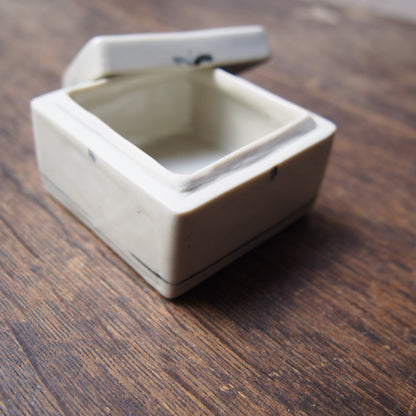 35 くりぬきの蓋物 （磁器染付） | 加藤舞