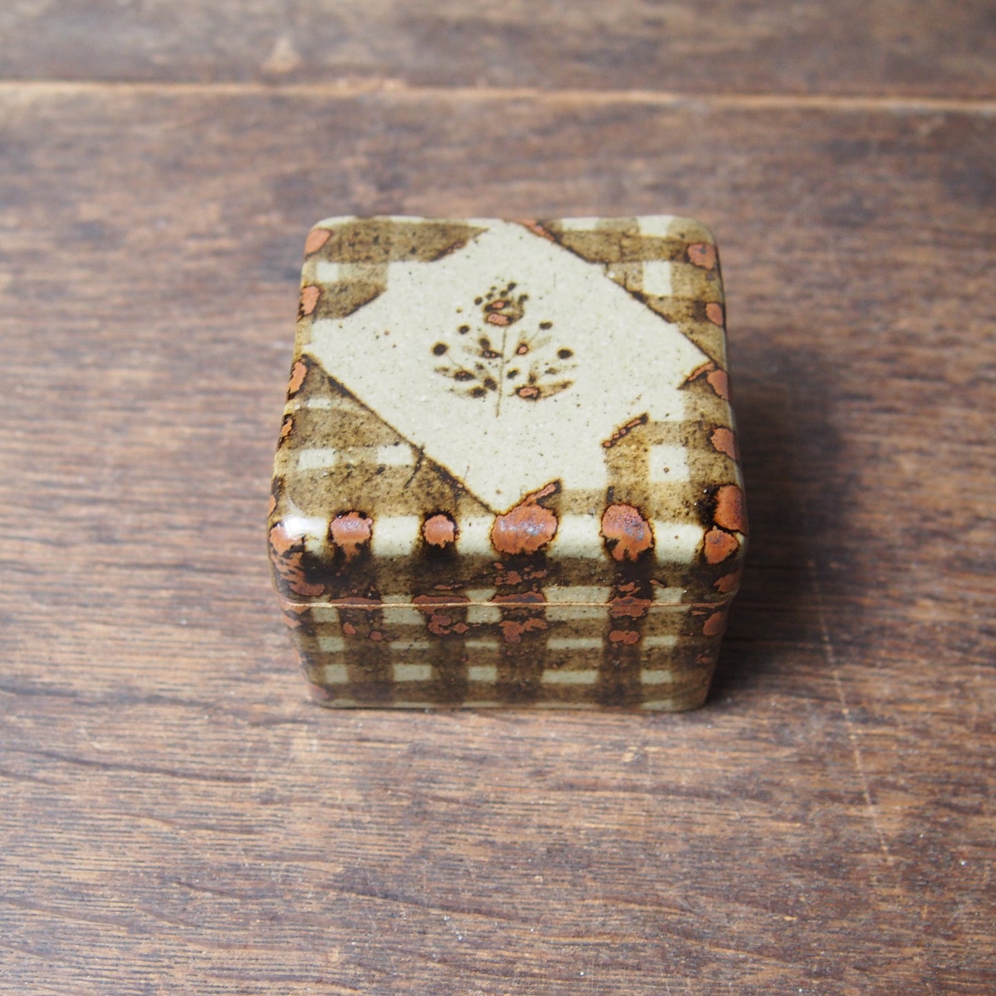 36 くりぬきの蓋物 四角／楕円（鉄絵並白釉） | 加藤舞