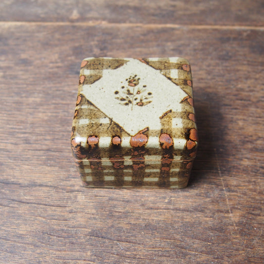 36 くりぬきの蓋物 四角／楕円（鉄絵並白釉） | 加藤舞