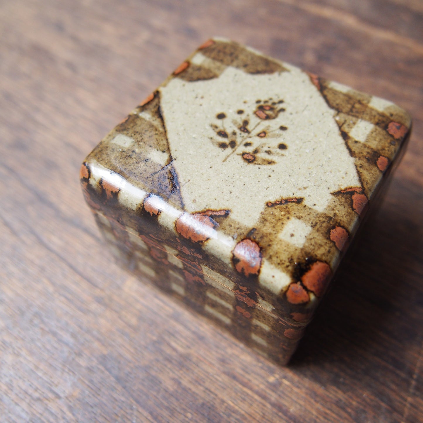 36 くりぬきの蓋物 四角／楕円（鉄絵並白釉） | 加藤舞