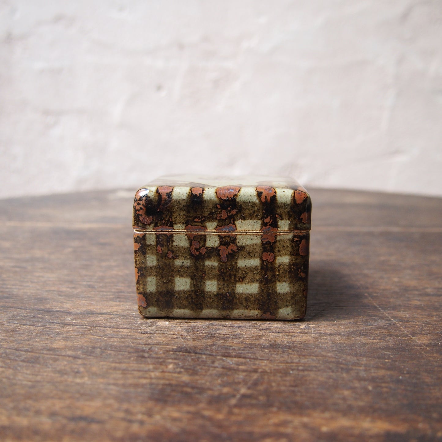 36 くりぬきの蓋物 四角／楕円（鉄絵並白釉） | 加藤舞