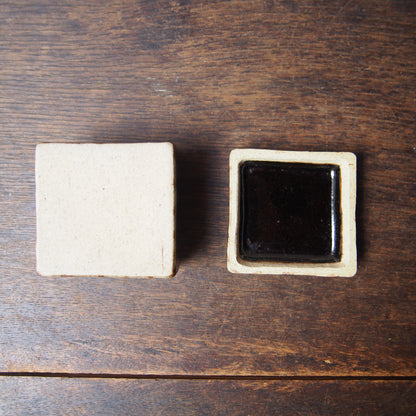 36 くりぬきの蓋物 四角／楕円（鉄絵並白釉） | 加藤舞