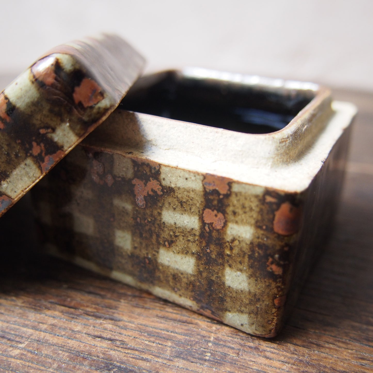 36 くりぬきの蓋物 四角／楕円（鉄絵並白釉） | 加藤舞