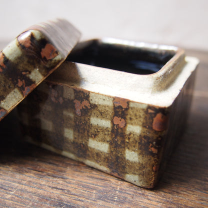 36 くりぬきの蓋物 四角／楕円（鉄絵並白釉） | 加藤舞