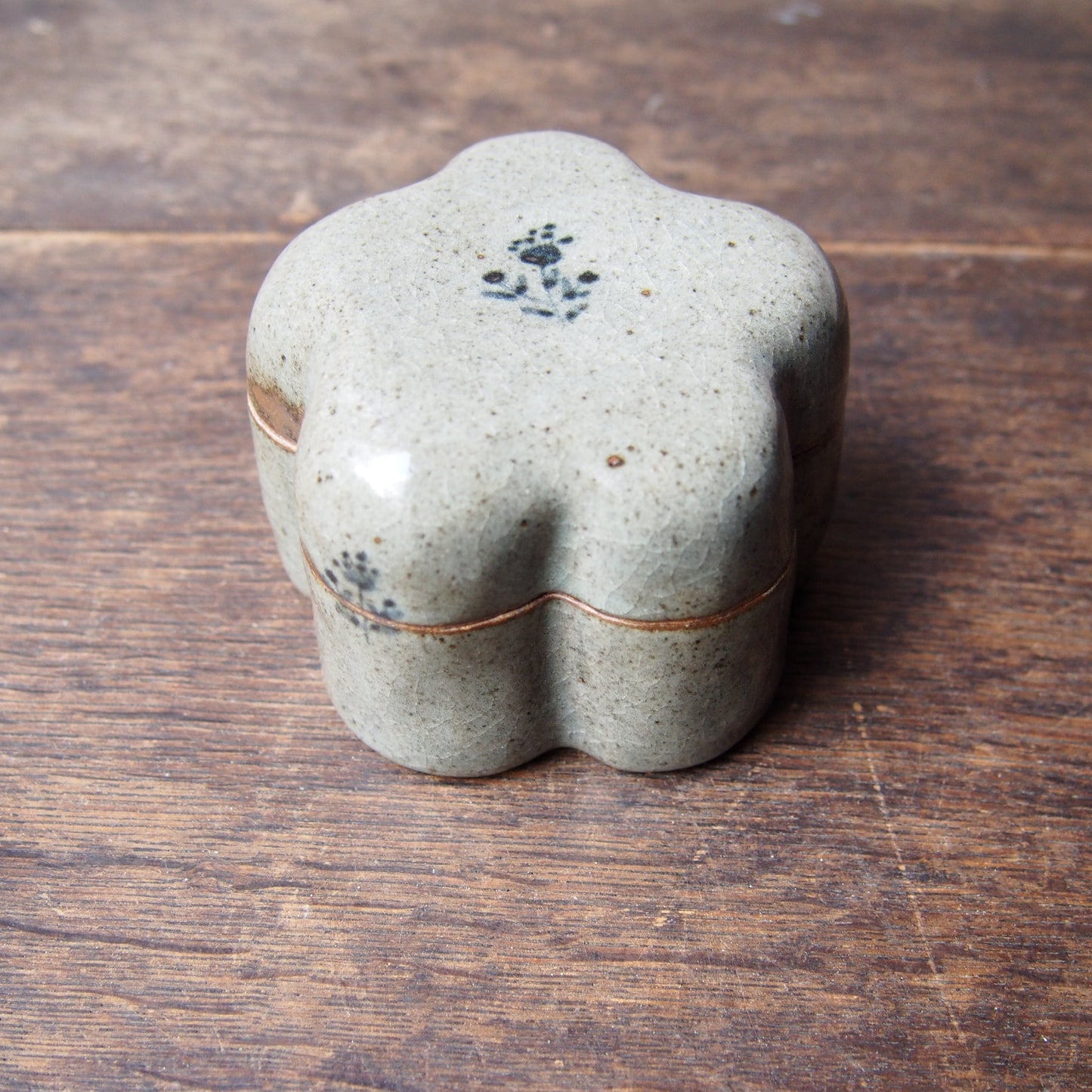 38 くりぬきの蓋物 凛花（呉須絵） | 加藤舞