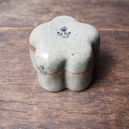 38 くりぬきの蓋物 凛花（呉須絵） | 加藤舞