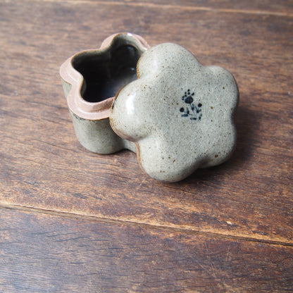 38 くりぬきの蓋物 凛花（呉須絵） | 加藤舞