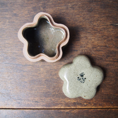 38 くりぬきの蓋物 凛花（呉須絵） | 加藤舞