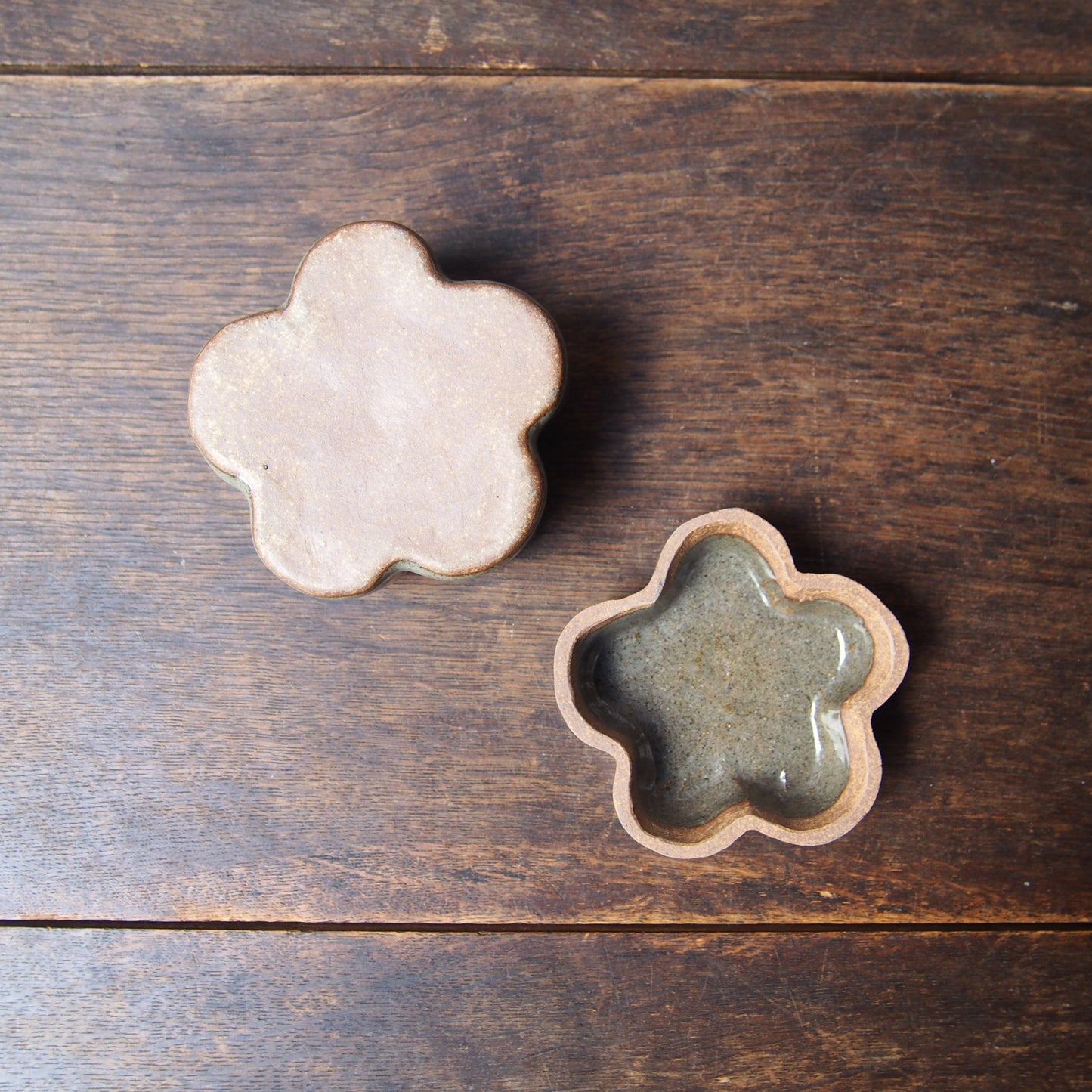 38 くりぬきの蓋物 凛花（呉須絵） | 加藤舞