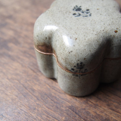 38 くりぬきの蓋物 凛花（呉須絵） | 加藤舞