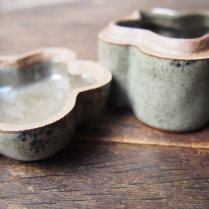 38 くりぬきの蓋物 凛花（呉須絵） | 加藤舞