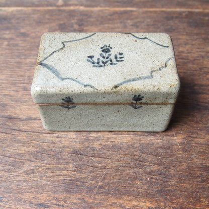 39 くりぬきの蓋物 長四角（呉須絵） | 加藤舞