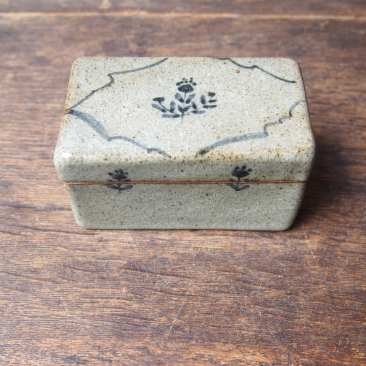 39 くりぬきの蓋物 長四角（呉須絵） | 加藤舞