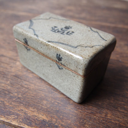 39 くりぬきの蓋物 長四角（呉須絵） | 加藤舞