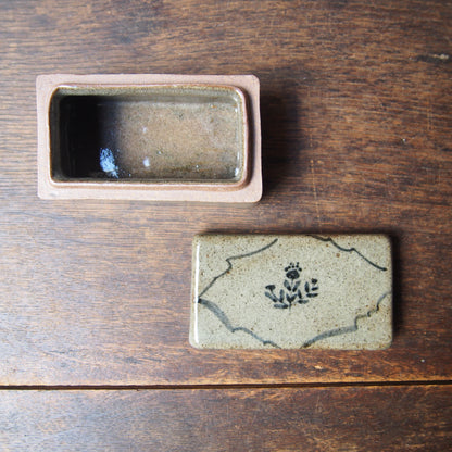 39 くりぬきの蓋物 長四角（呉須絵） | 加藤舞