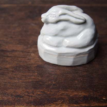 40 うさぎの蓋物 （磁器） | 加藤舞