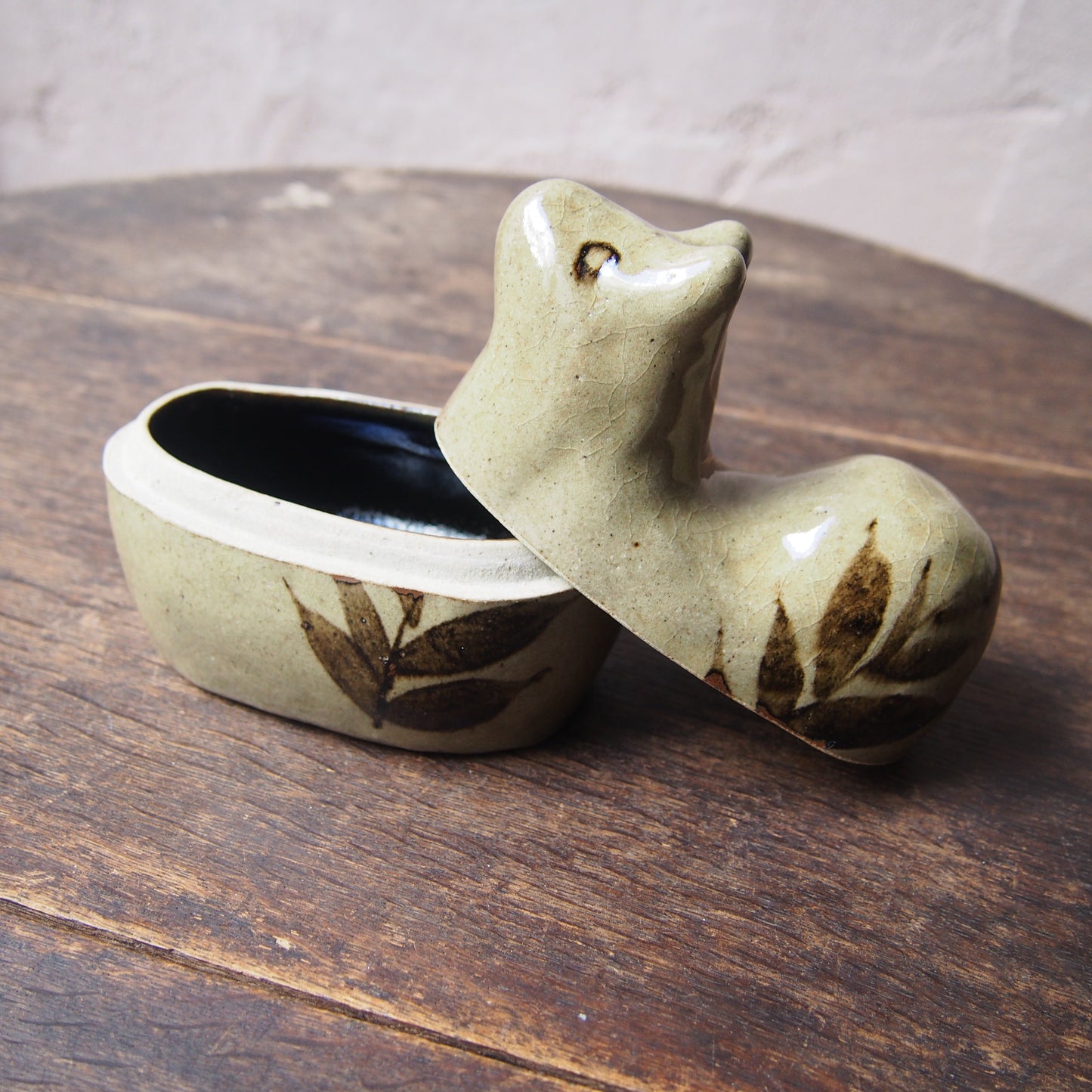 42 リスの蓋物 （鉄絵並白釉） | 加藤舞