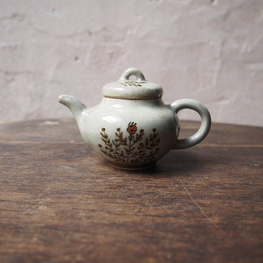 46 茶壺（鉄絵並白釉） | 加藤舞