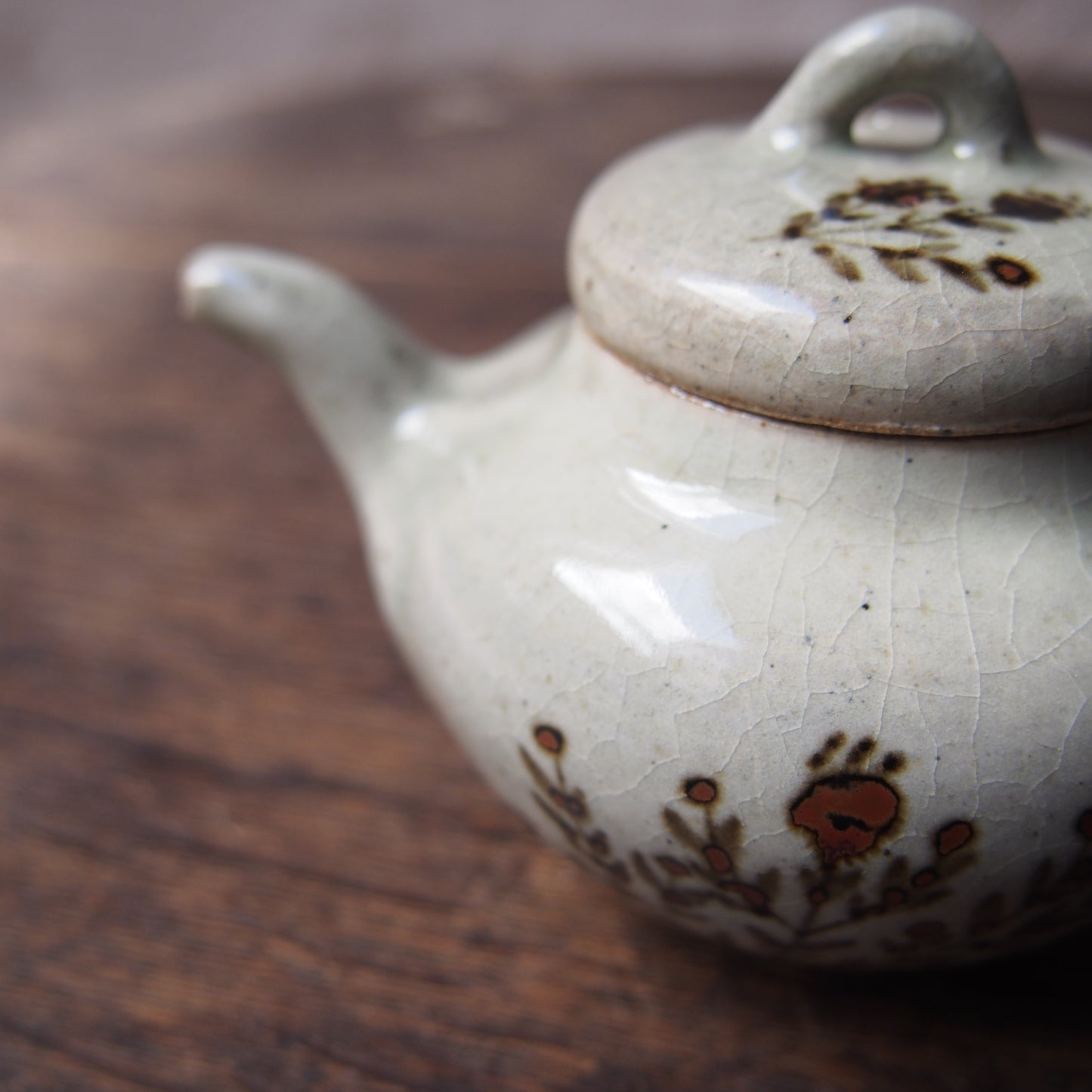 46 茶壺（鉄絵並白釉） | 加藤舞