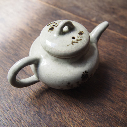 46 茶壺（鉄絵並白釉） | 加藤舞