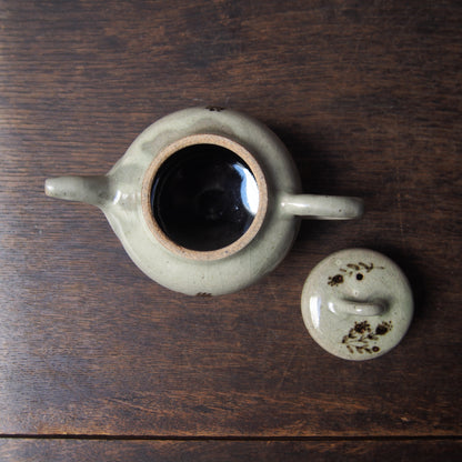 46 茶壺（鉄絵並白釉） | 加藤舞