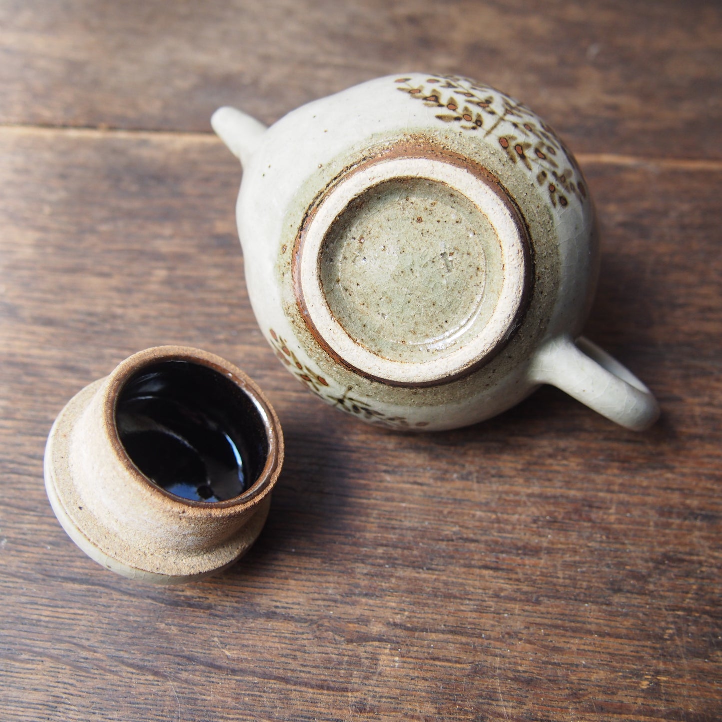 46 茶壺（鉄絵並白釉） | 加藤舞