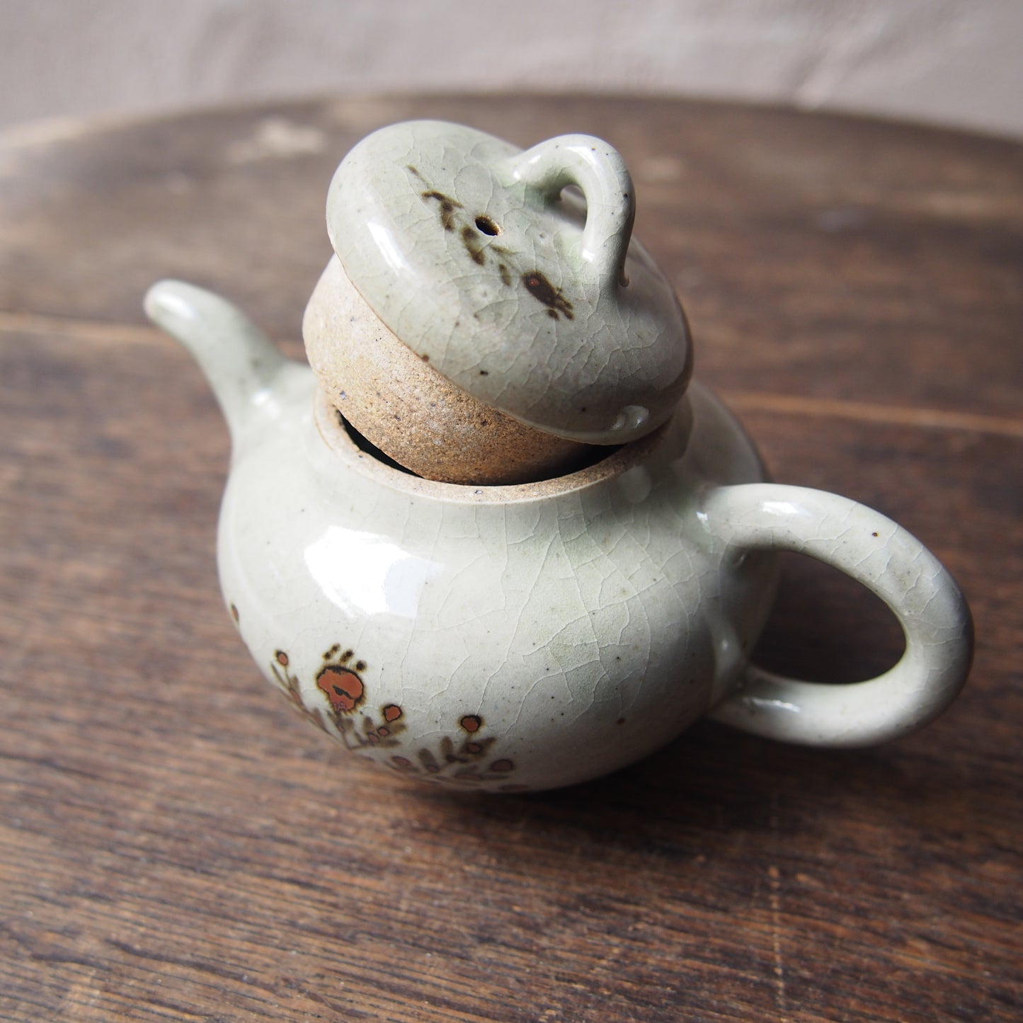 46 茶壺（鉄絵並白釉） | 加藤舞