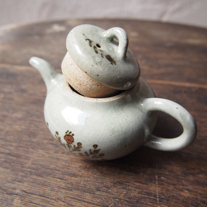 46 茶壺（鉄絵並白釉） | 加藤舞