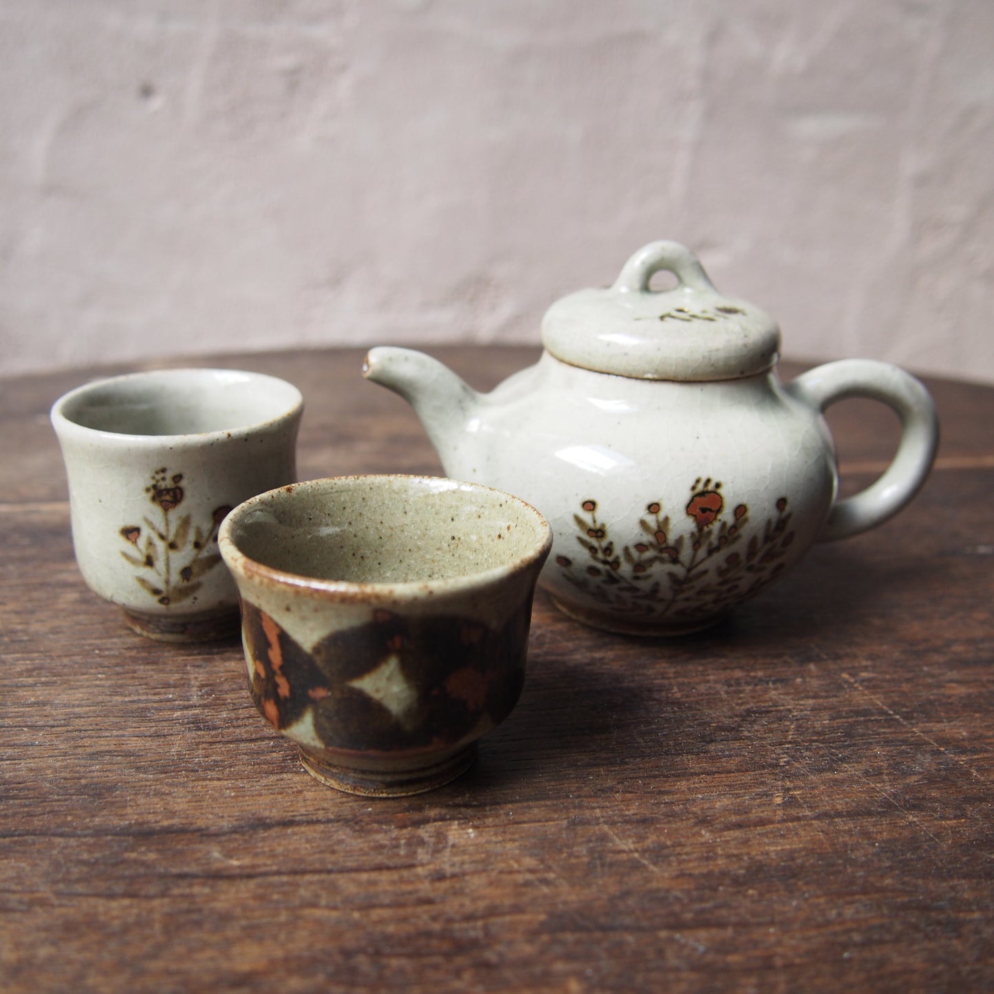 46 茶壺（鉄絵並白釉） | 加藤舞