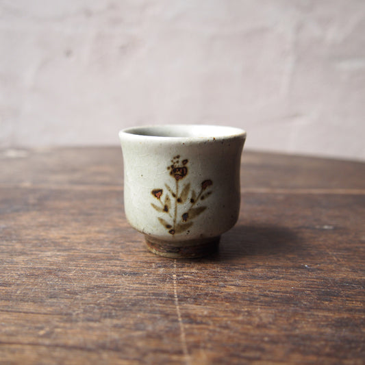 48-1 茶杯（鉄絵並白釉） | 加藤舞