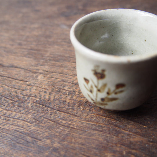 48-1 茶杯（鉄絵並白釉） | 加藤舞