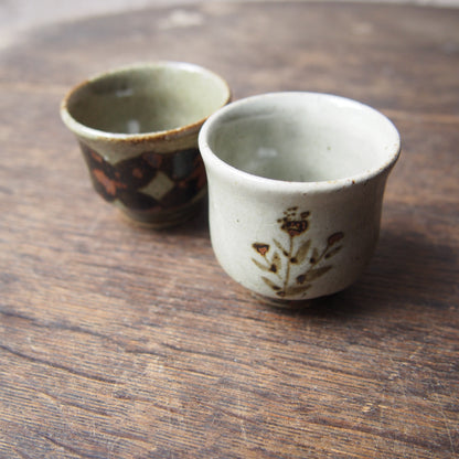 48-1 茶杯（鉄絵並白釉） | 加藤舞