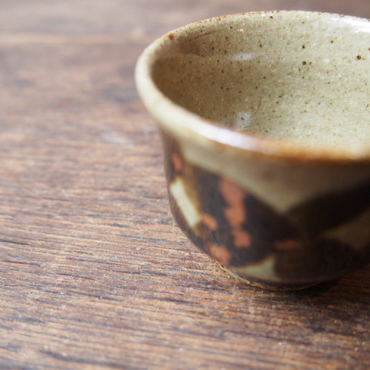 48-2 茶杯（鉄絵並白釉） | 加藤舞