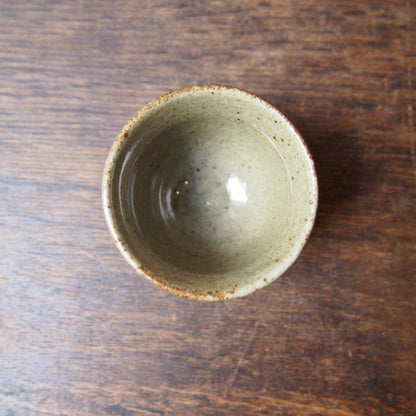 48-2 茶杯（鉄絵並白釉） | 加藤舞