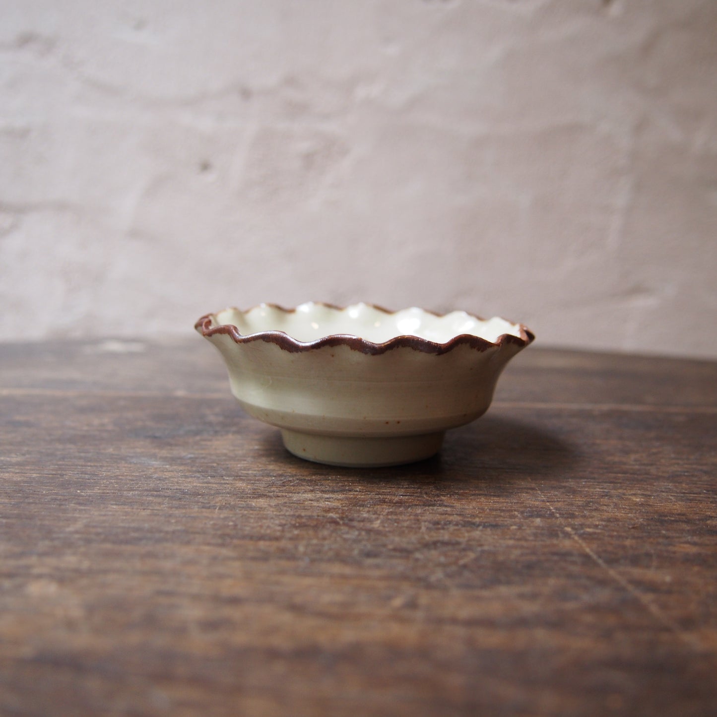 61 波小皿３寸（磁器鉄絵） | 加藤舞