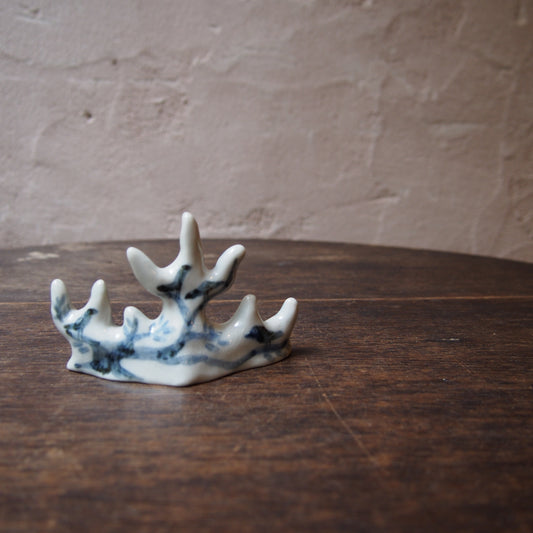 62 筆架（磁器染付） | 加藤舞