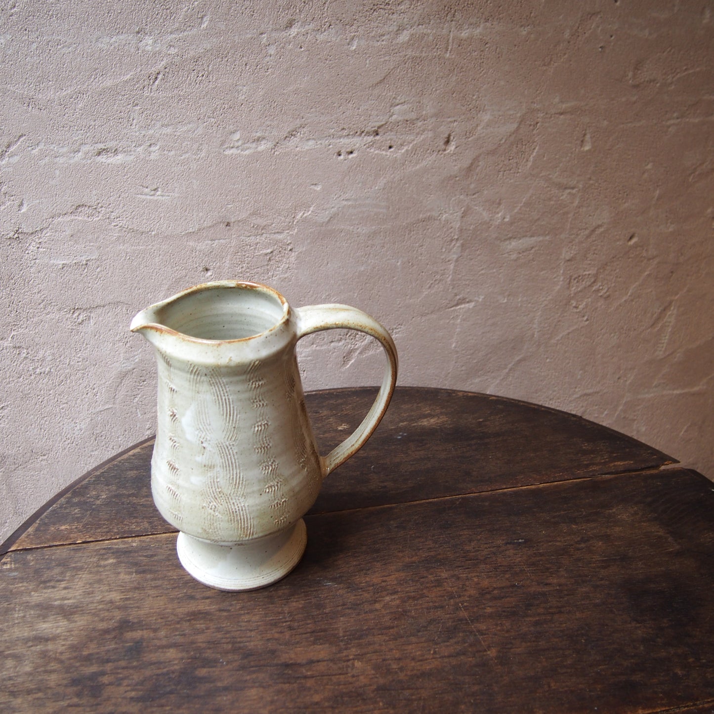 65 ピッチャー（櫛目白釉） | 加藤舞