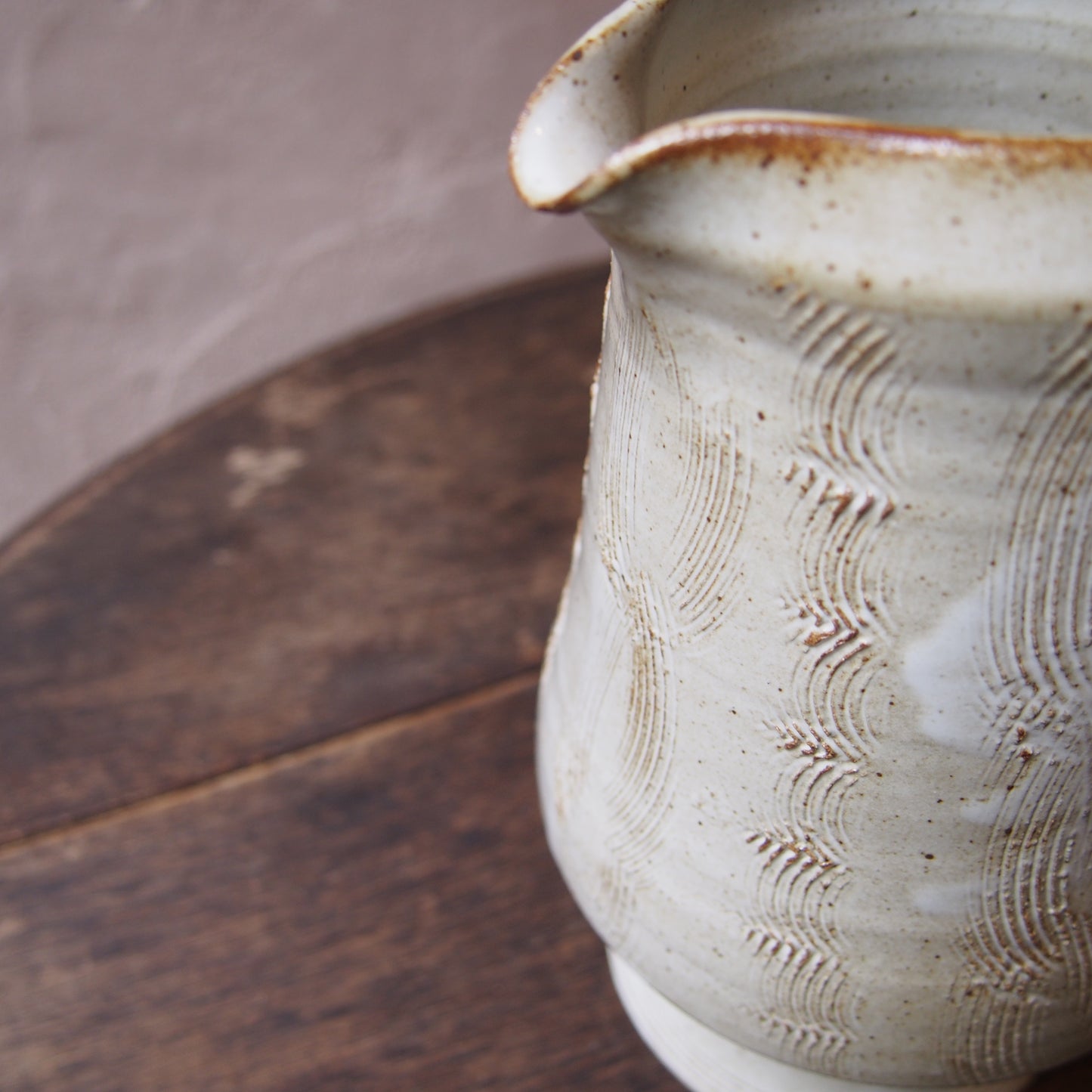 65 ピッチャー（櫛目白釉） | 加藤舞