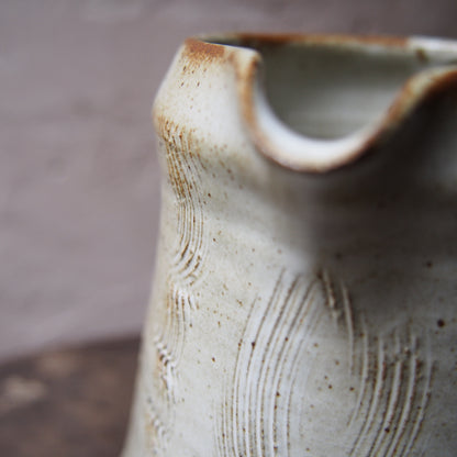 65 ピッチャー（櫛目白釉） | 加藤舞