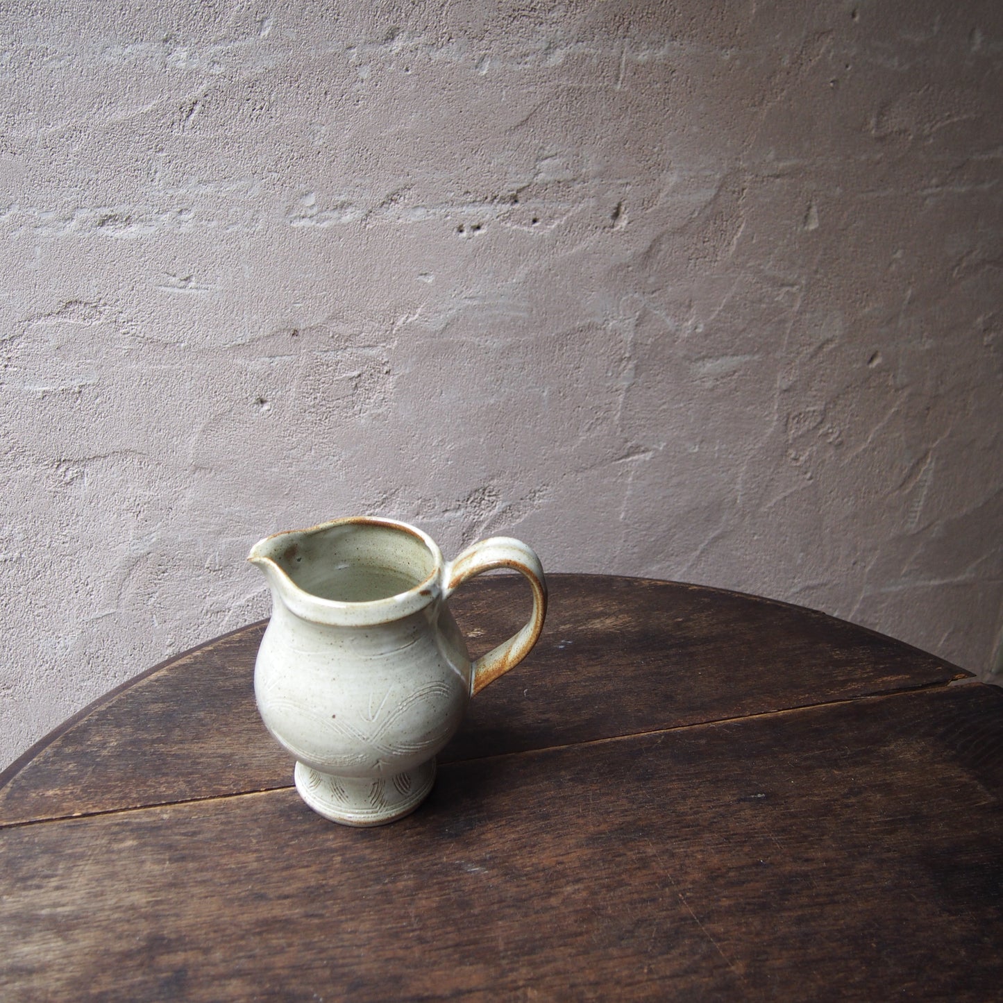 66 ピッチャー（櫛目白釉） | 加藤舞